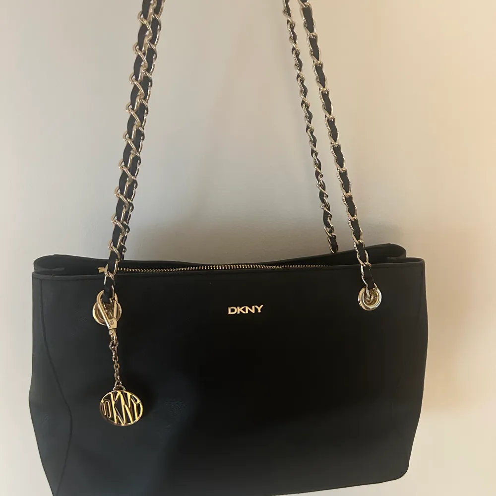 Säljer en svart väska från DKNY, knappt använd!!💗💗 köpare står för frakt!. Väskor.