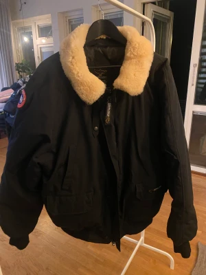 Canada Goose jacka XXL - Vinterjacka stl XXL ”Retro” modell i fint skick!  Vinterjacka. Inte mkt använd pga fel storlek. Hängt skyddad  i garderoben i flera år. Jackan är ca 10 år gammal men ser ut som ny! Köpt i Sverige 