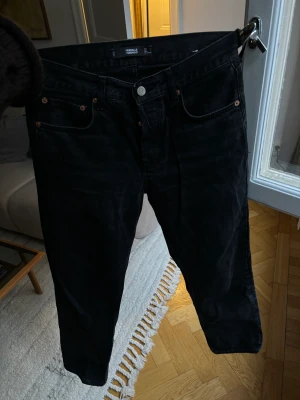 Jeans - Raka jeans från Mango i storlek 34 (passar en 36a bra). 