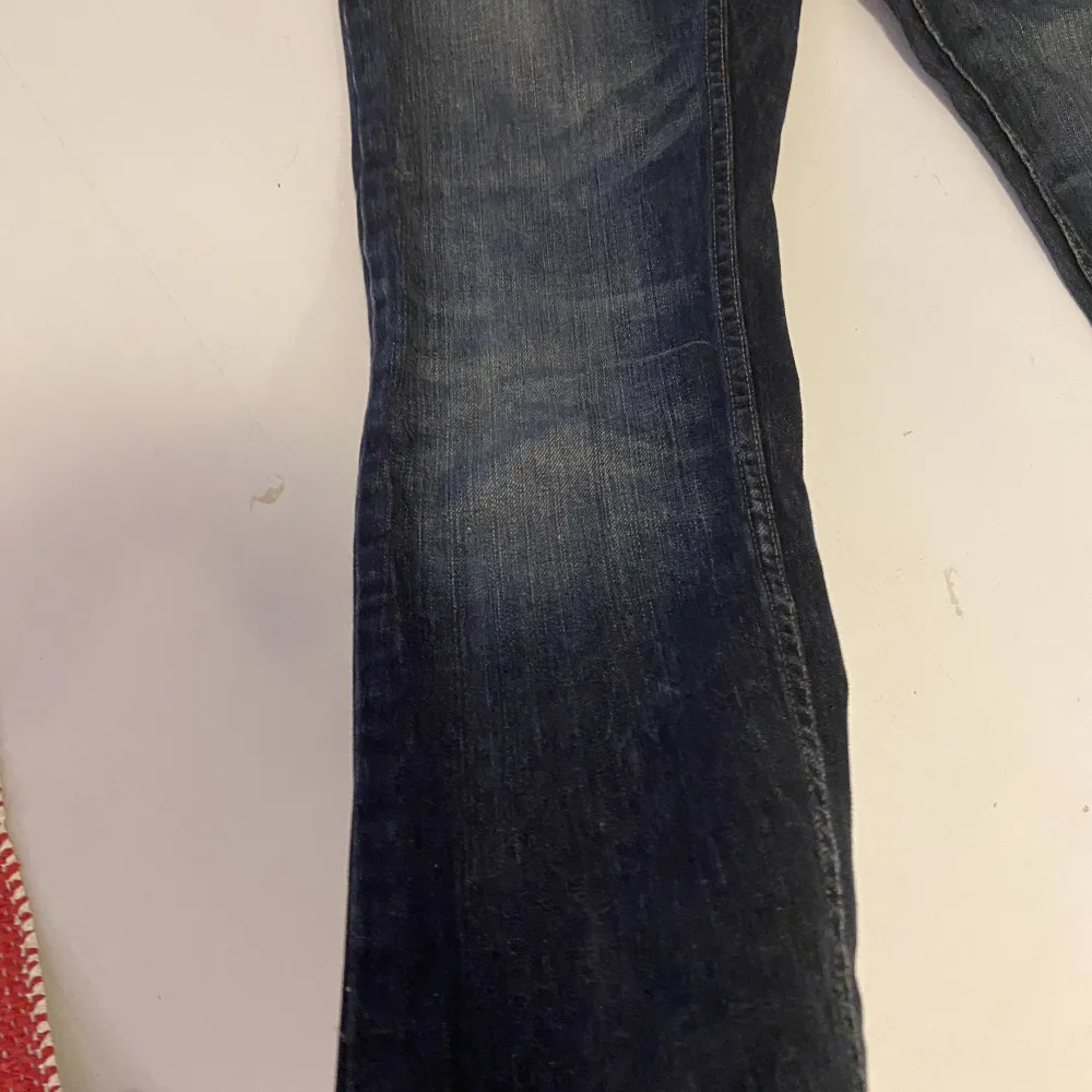 Straight low waisted jeans💕jätte fina, säljer då dom blivit för korta på mig💕 Inga fläckar eller slitage💕💕. Jeans & Byxor.