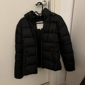 Jacka - Säljer denna jacka från Tommy Hilfiger i storlek 152.