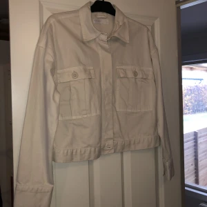 Beige jacka - Beige jacka. Endast använd 1 gång. 