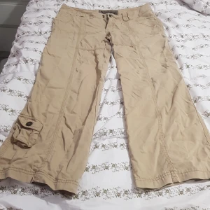 Cargo byxor - Jag säljer min low waist cargo pants från Street one som använd 2 gångar den är i jätte bra skick. Storlek 40. 