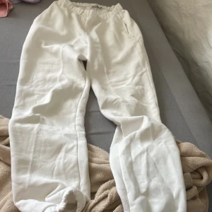 2 vita mjukisbyxor  - 2 mjukisbyxor, den första är från nelly XS, den andra är från adidas XS, dom från nelly har jag råka spilla rosa nagellack längst ner på det högra benet, fråga gärna om bild på det!💕