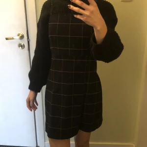 Rutad klänning - Fin och väksittande kort klänning! Säljer för den är för stor för mig. Axelband och dragkedja. 