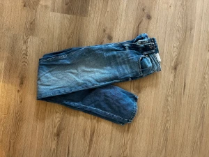 Jeans - Säljer mina Jeans då de inte längre kommer till användning. Jag är 172 och på mig är längden perfekt!