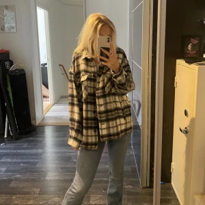 Jacka Zara - Säljer denna jätte fina zara jacka. Använd fåtal gånger men inga spår på användning💞kan gå ner i pris vid snabb affär