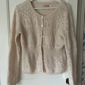 Kofta - Stickad kofta från indiska i lammull och alpacka blandning🤍