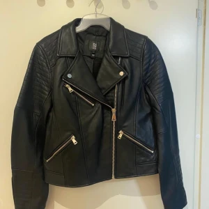 River island skinnjacka (äkta) - Säljer min river island skinnjacka i storlek UK 12 i äkta läder.Finns att hämta i Sthlm eller köparen får stå för frakt 📦 