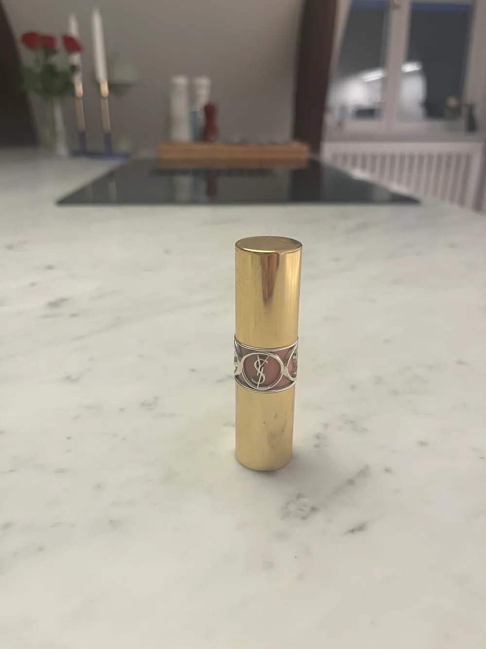 Rosa läppstift från YSL. Använt några gånger men mycket kvar (se bild). Frakt via Plick 29 kr, med frimärken (Swish) 15 kr.. Skönhet.