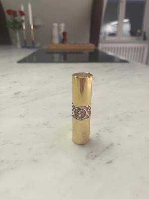 Rosa läppstift från YSL. Använt några gånger men mycket kvar (se bild). Frakt via Plick 29 kr, med frimärken (Swish) 15 kr.