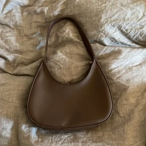 Handväska - Mindre handväska från Brandy Melville. Använd 1 gång, nyskick  Pris går att diskutera:)