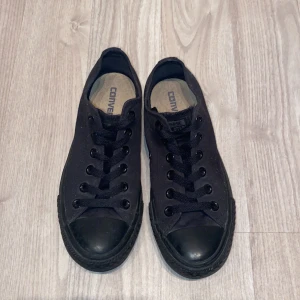 Converse  - Låga converse i hel svart, i nyskick.