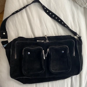Nunoo väska  - Säljer denna nunoo väskan i den stora modellen❤️ Sparsamt använd och i väldigt bra skick. Helt äkta mocka. Hör av dig om du har fler frågor❤️