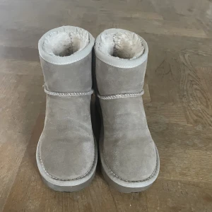 Ugg liknande skor - Säljer dessa superfina UGG liknande skorna som knappt är använda så dem är i superfint skick!