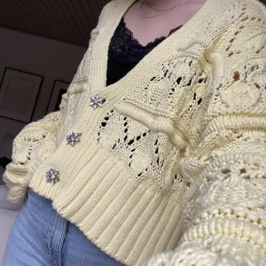 Kofta - Virkad kofta från Zara med knappar 💛