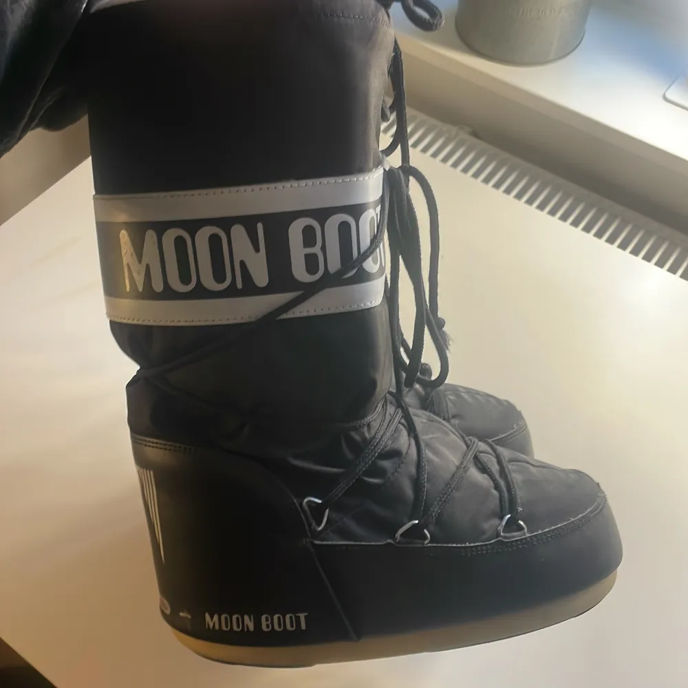 Säljer nu mina moon boots 😍 skriv vid intresse tryck inte på köp direkt! Kom gärna med prisförslag, jätte bra kvalitet ser ut som nya 🥰 storlek 35-38 perfekt nu till vintern . Skor.