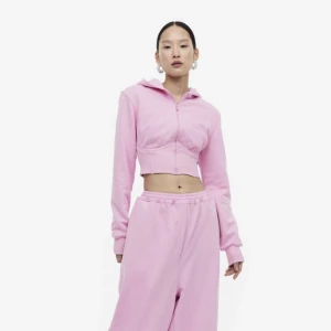 Mjukisset  - Säljer detta superfina settet från hm, deras studio collection då de tyvärr inte kommer till användning. Byxorna är i storlek M och hoodie i storlek S. Inköpspris för hela settet var 1200 kronor men säljer för 400🩷🩷