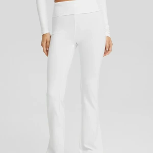 Vita yoga pants - Säljer dessa vita yoga pants från bershka då dom är för korta på mig (är 172)  Inga fläckar och i nytt skick💓endast testade men inga lappar kvar. Kan gå ner i pris vid snabb affär