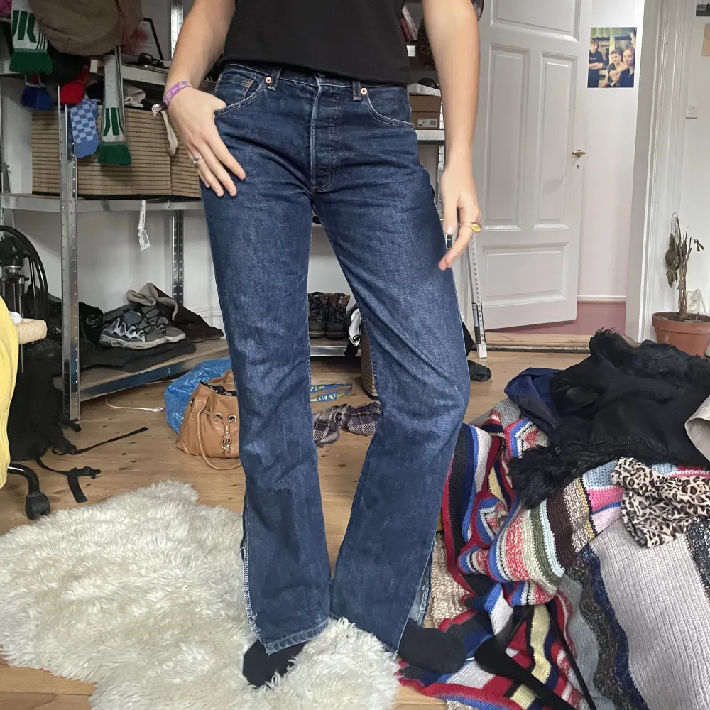 Levis jeans i bra skick. Med snygga slitsar längst ner på byx-benen. Skapar en bootcut form. . Jeans & Byxor.