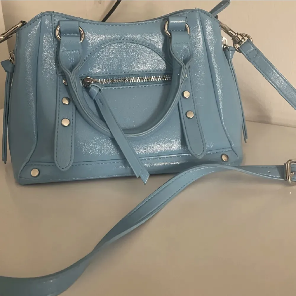 Säljer denna fina blåa väskan pga kommer inte till användning, använd 1 gång🤍. Väskor.