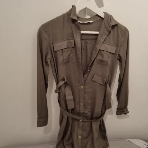 Klänning  - Den är grön och är använd noll gånger