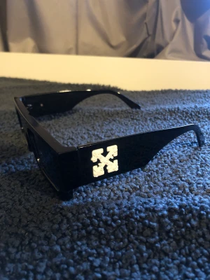 Off white solglasögon  - Fina off white glasögon för bara 150kr