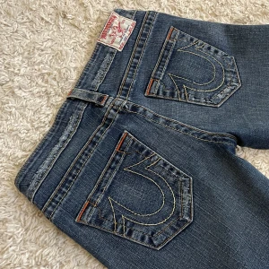True Religion jeans - Bootcut och lågmidjad modell. ❤️ Storlek 29 men passar mig som vanligtvis har 27. Innerben: 75-76cm, midja rakt över: 37cm. Jag är 165cm som referens, kan fixa fler mått! 🫶 Håll koll på min profil, lägger för det mesta upp vintage jeans. 😍