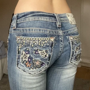 Miss me jeans - Miss me jeans med så fin baksida!! Säljer då de börjar bli för små för mig. Midjemått 37 cm och innerbenslängd 80 cm. Ytterbenslängd 100 cm