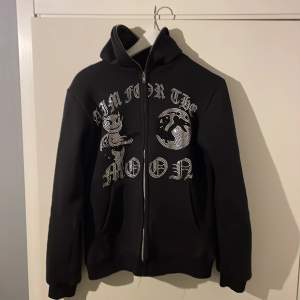 Jag säljer min Aimforthemoon rhinestone zip hoodie(full-zip) då den blivit för liten men den är fortfarande i topp skick. Inga defekter alls och ser helt ny ut. Storlek M men passar även S