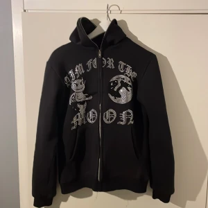Rhinestone zip hoodie - Jag säljer min Aimforthemoon rhinestone zip hoodie(full-zip) då den blivit för liten men den är fortfarande i topp skick. Inga defekter alls och ser helt ny ut. Storlek M men passar även S