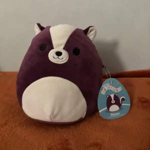 ”Sloan” Squishmallows 19cm - En superfin, gullig lila ekorre med en rörlig, söt svans.  Fint skick, 19 cm med lapp på. 