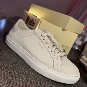 Axel Arigato skor - Ett par axel Arigato skor i storlek 37 men skulle nog även passa 36. Använda Max 2-3 gånger så iprincip nyskick köpta för 2250kr