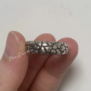 Pandora hard-to-find lotsa love ring - NY SKICK OANVÄND  19820 Ring SM Lotsa Love RETIRED  Märkt 925 för sterling silver och ALE som är Pandoras stämpel Storlek 18 tillverkas inte längre, tillhör kollektion från 2004, legat i original box med andra berlocker, har ingen egen box.