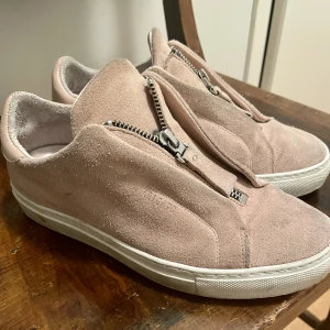 Axel Arigato skor - Rosa axel arigato skor, säljs inte längre. Använd, men i bra skick. Säljer för att dom är lite för stora för mig☺️Storlek 37
