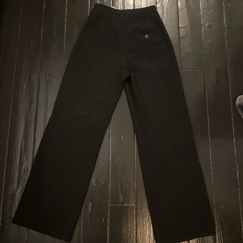 Säljer ett par svarta kostymbyxor från Bershka i storlek 36. De är använda men i bra skick!🥰. Jeans & Byxor.