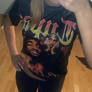 Tupac t shirt - Jätte unik tupac graphic t shirt som säljs pga den använts inte 💗 8/10 skick , storlek M men sitter som S/XS