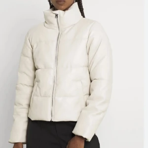 Puffjacka - En beige puffjacka i skinn. Använd få gånger så som ny