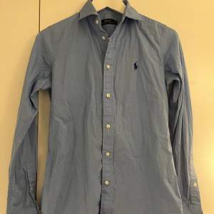 En ljusblå Raulp lauren skjorta