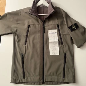 Stone-island jacka  - Hej säljer denna stone-island jacka. Den är försiktigt använd och håller god kvalitet. Vid mer funderingar skriv i dm (Priset kan diskuteras vid snabb affär). 