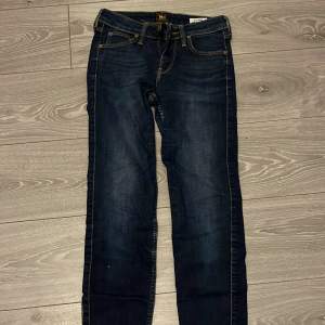 Lee jeans i en märk färg som är lågmidjade Storlek W25 L31 - kan liknas vid en storlek 32 alternativt xxs