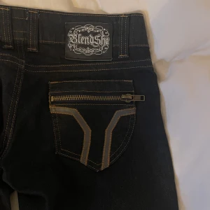 Jeans vintage - Mörkblå/grå lågmidjade jeans köpt på second hand! Bra skick