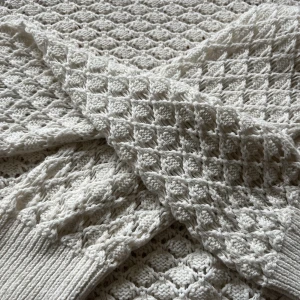 Tunn virkad tröja - En virkad tröja, den är tunn och helt oanvänd. Färgen är krämig vit. Hyfsad kort.