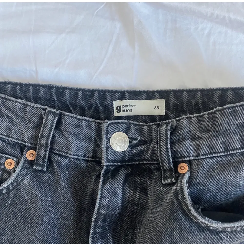 Snygga jeans från Gina i storlek 36, bra skick💕. Jeans & Byxor.