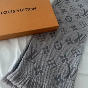 Säljer min fina halsduk från Louis Vuitton, aldrig använd. Äkta. Pris 4000 kr. Kvitto finns