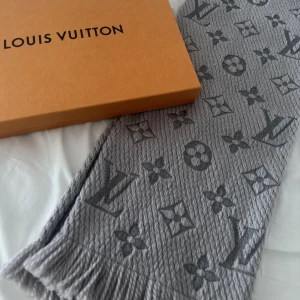 Louis Vuitton  - Säljer min fina halsduk från Louis Vuitton, aldrig använd. Äkta. Pris 4000 kr. Kvitto finns