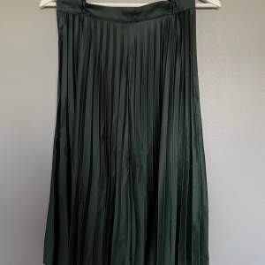 Grön kjol med veckade detaljer, använd vid endast ett tillfälle 