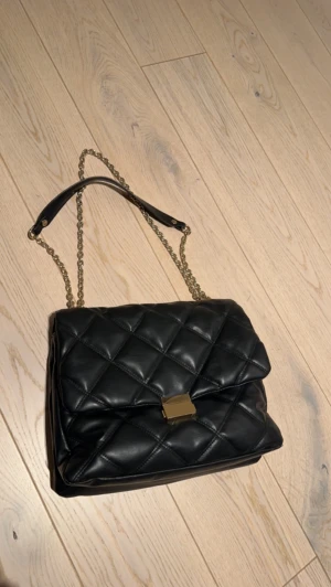 Väska  - Väska från hm. Stor och rymlig. Kan bäras på olika sätt..