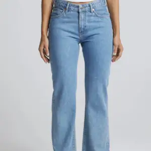 Säljer ett par oanvända, blåa Bik Bok jeans i storlek W26-L32. Modellen på jeansen är straight som är lågmidjade. Säljer jeansen eftersom storleken inte passar mig. 