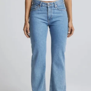 Low straight jeans  - Säljer ett par oanvända, blåa Bik Bok jeans i storlek W26-L32. Modellen på jeansen är straight som är lågmidjade. Säljer jeansen eftersom storleken inte passar mig. 